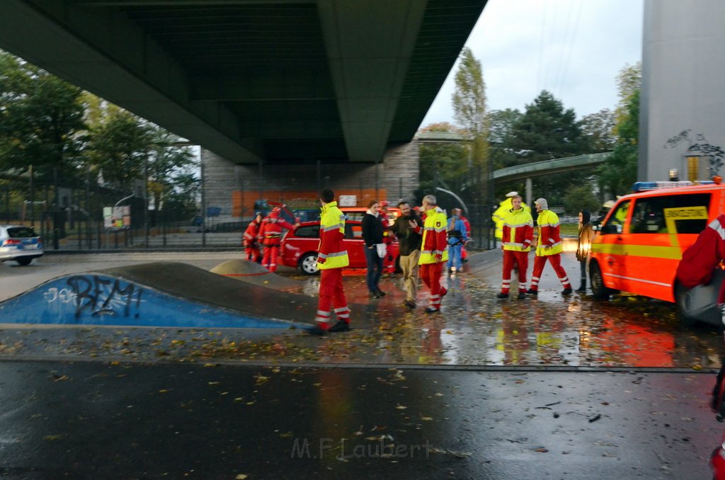 Einsatz BF Hoehenretter Koelner Seilbahn Hoehe Zoobruecke P2222.JPG